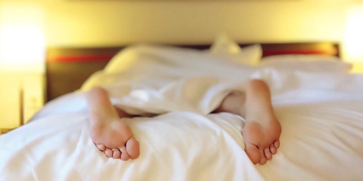 En person sover under täcket. Isländska forskare har hittat något som har stor inverkan på vår sömn och som kan hjälpa dem som lider av sömnlöshet