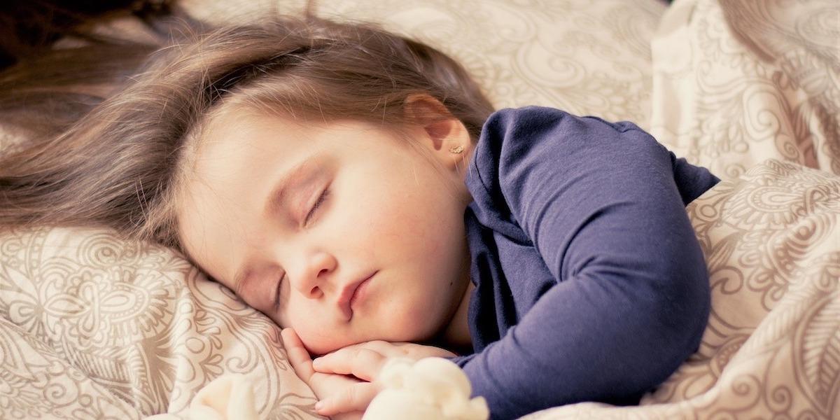 Sömnbrist hos barn kan leda till psykoser för vuxna.