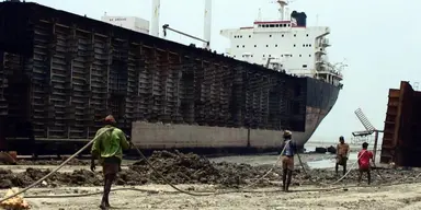 Att montera ner fartyg från skuggflottan kan ske på an strand i Bangladesh, som här i Chittagong.