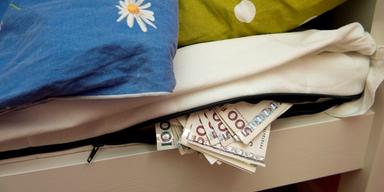 Många svenskar har under året tvingats ta av sitt sparande för att få ekonomin att gå ihop visar nya siffror från Swedbank.