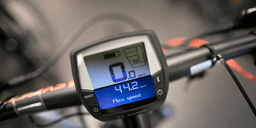 Polisen blev omkörda av en cykel – i 90 km/h