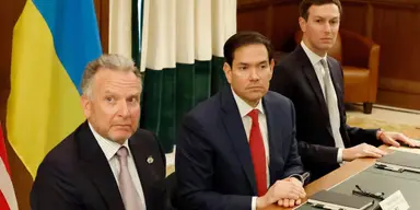 Specialsändebudet Steve Witkoff, vänster, USA:s utrikesminister Marco Rubio, mitten, och Jared Kushner deltog i ett möte med ukrainska tjänstemän under söndagen.
