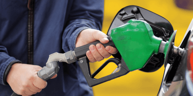 Tanka bensinbil med bränsle utan olja