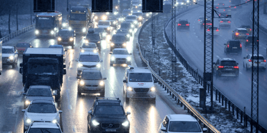 Uppkopplade bilar genererar stora mängder information, och Trafikverket lyfter särskilt kinesisktillverkade elbilar som i studier visat sig skicka betydande datamängder till servrar i Kina. (Foto: Jessica Gow/TT)