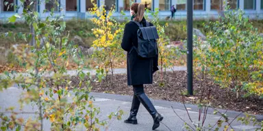 Kvinna promenerar till jobbet