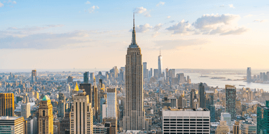 Vy över New Yorks skyline med Empire State Building, symbol för USA:s ekonomiska dominans.