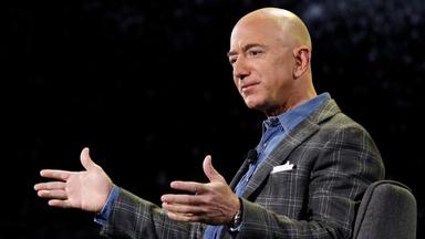 Amazons vd Jeff Bezos har under veckan sålt aktier i det egna bolaget till ett värde av tre miljarder dollar. (Foto: TT)