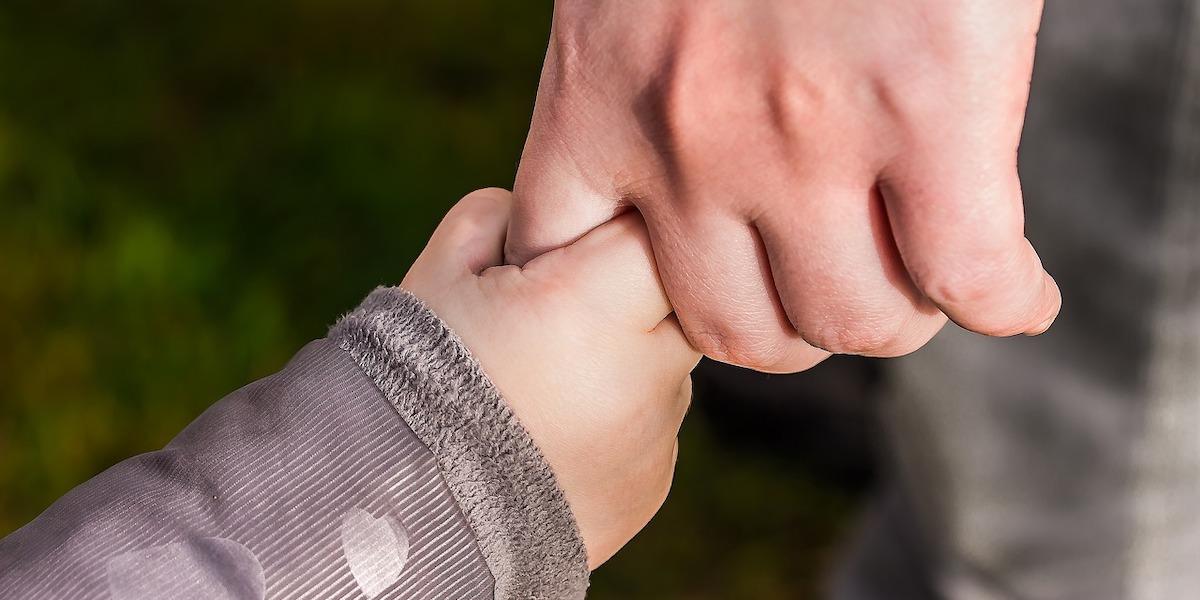 Andelen föräldrar som sparar till sina barn har sjunkit i år men trots det svåra ekonomiska läget är det ändå många som fortfarande sparar