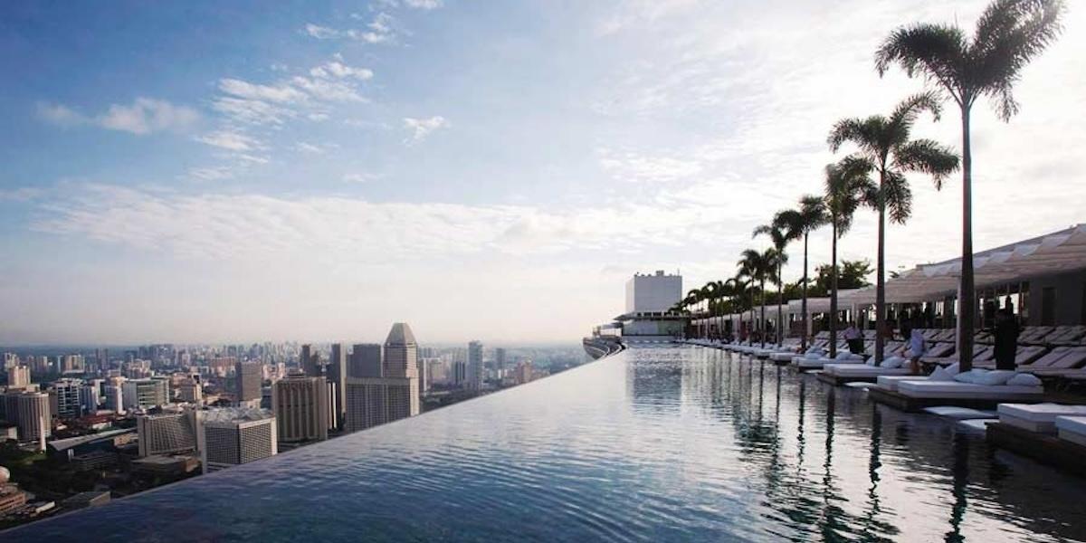 Marina Bay Sands infinity pool är 150 meter lång och är världens längsta förhöjda pool.