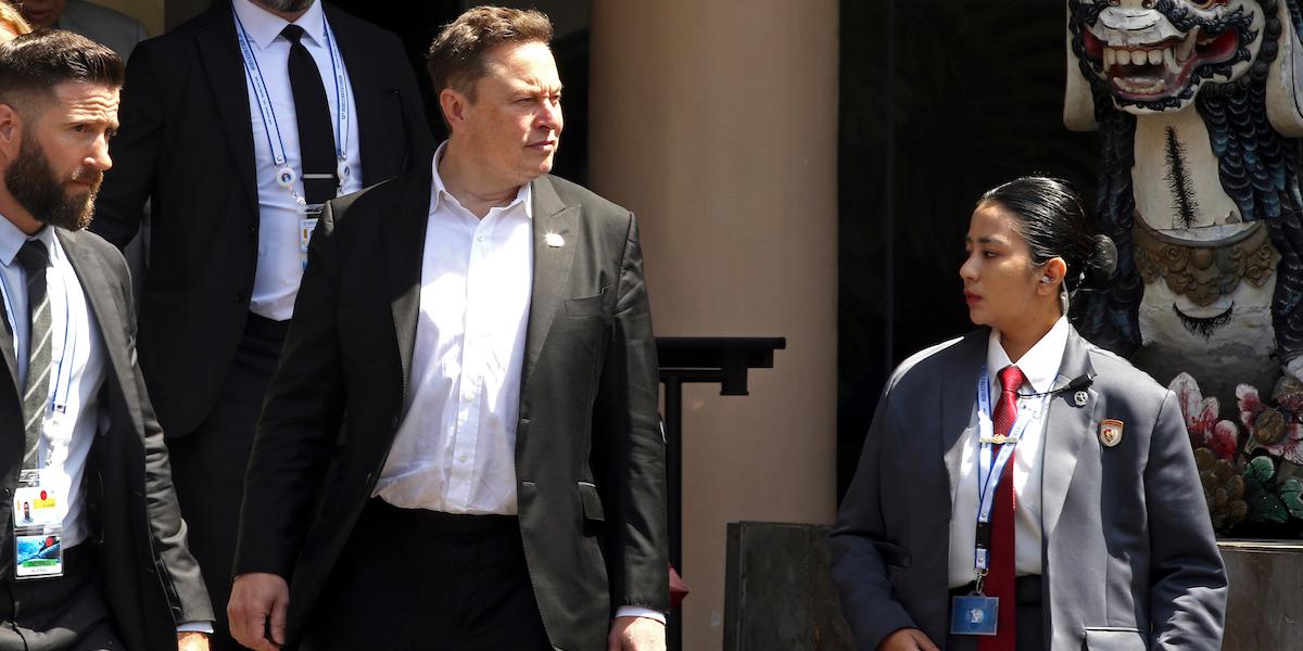 Elon Musks lön fortsätter att gäcka både aktieägare och rådgivare.