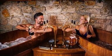 På tjeckiska Chateau Spa Beerland badar gästerna i stora ekbadkar med öl.
