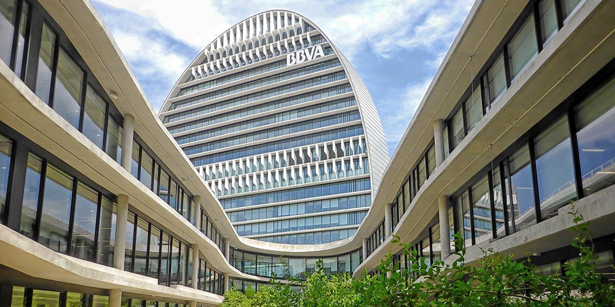 En bild på den spanska banken Banco Bilbao Vizcaya Argentarias högkvarter i Madrid.