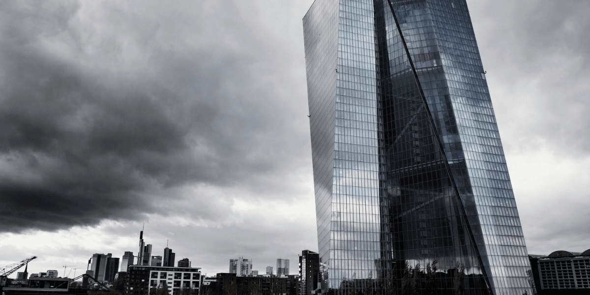 Europeiska Centralbankens huvudkontor en molnig dag.