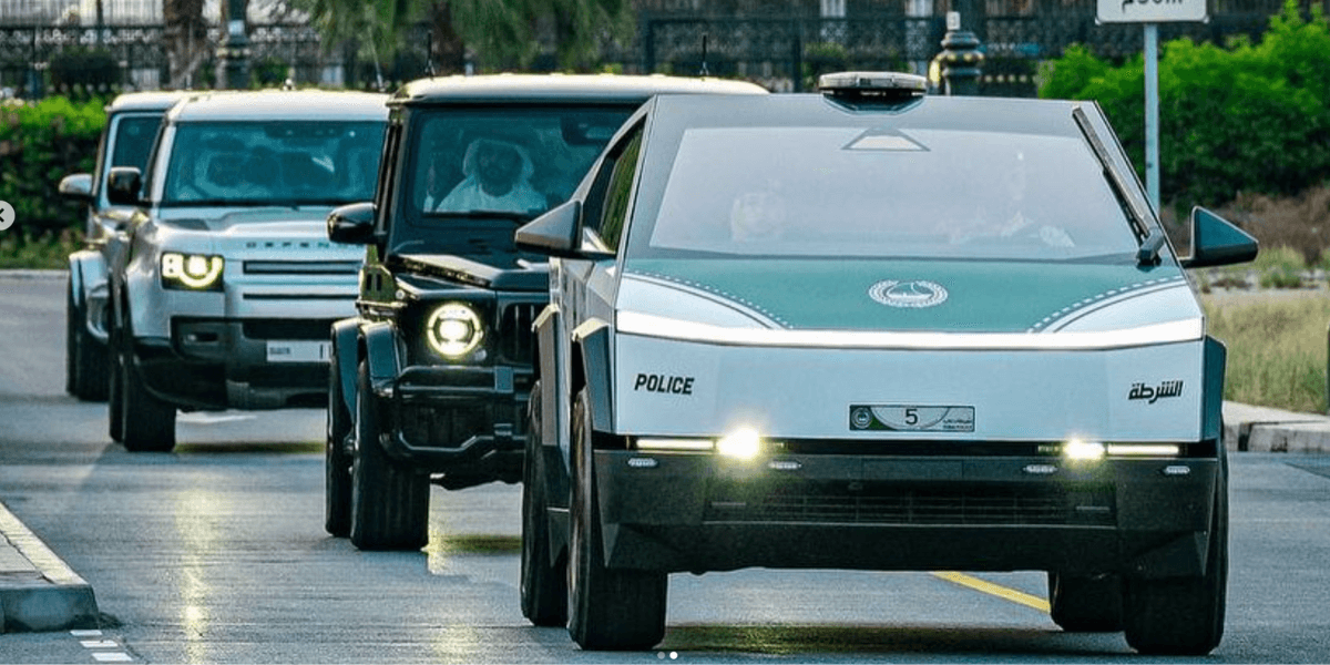 Så här mesig ser den ut. Polisbilen som mer är en rullande reklampelare än en faktisk polisbil i arbete. Oklart vilken modell det är dock. (Foto: Dubai Police Instagram)