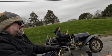 Matt Farah känner nostalgi i ett race med bilar som är minst 100 år gamla. (Foto: TheSmokingTire Youtube)