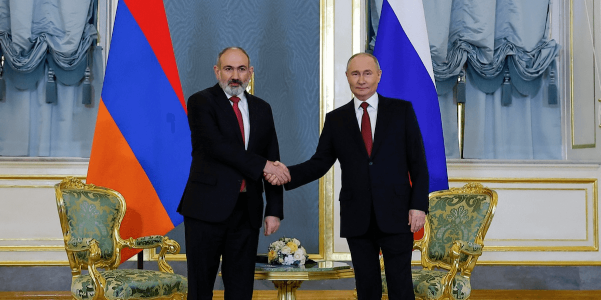 Rysslands president Vladimir Putin och Armeniens premiärminister Nikol Pashinyan skakar hand.