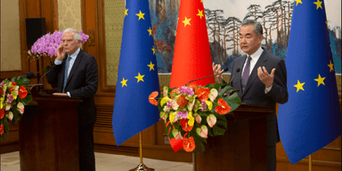 Handelskriget förstätter. EU:s utrikespolitiska chef Josep Borrell till vänster och Kinas utrikesminister Wang Yi