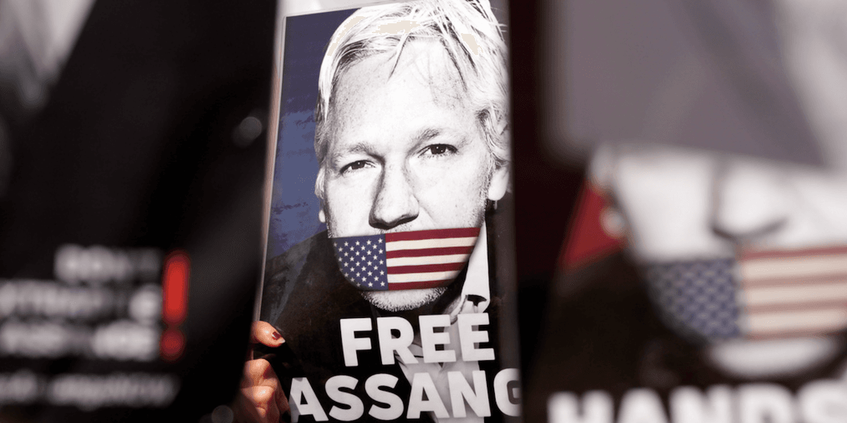 Julian Assange på en skylt.