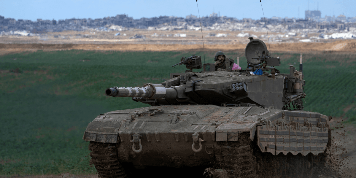 Israelisk pansarvagn i Gaza.