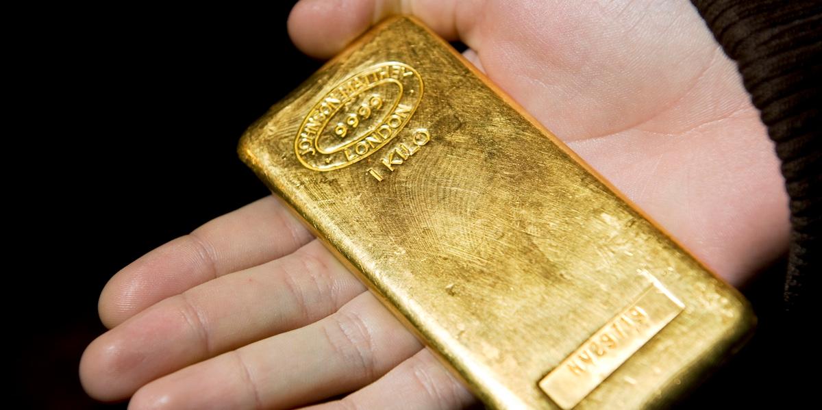 Guldpriset kan fortsätta stiga. På bilden en hand som håller i en guldtacka