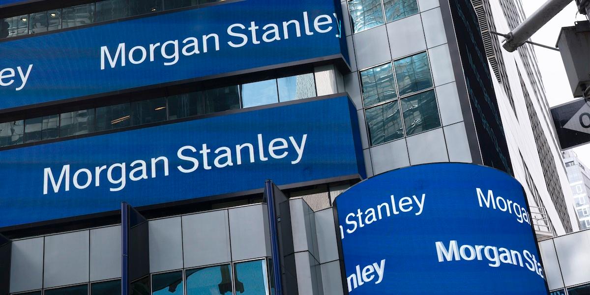 Bilden föreställer skyltar med Morgan Stanleys namn. Allt fler banken och finansbolag satsar på AI, men marknaden är skeptisk.