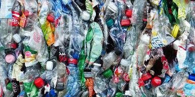 Vår plastkonsumtion slår nya rekord, och plast finns nu överallt, även i våra kroppar.
