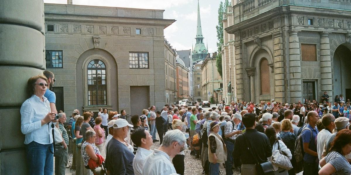 En svag krona som ger en gynnsam växelkurs spås bidra till rekordsommar för turismen. Fotot visar turister i Gamla Stan, Stockholm.