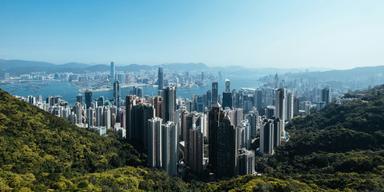 Skyskrapor i Hong kong där många inte har råd att köpa bostad. och är no "omöjligt överkomliga" i pris.