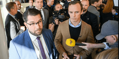Sverigedemokraternas partiledare Jimmie Åkesson (SD) och Sverigedemokraternas presschef Oskar Cavalli-Björkman.