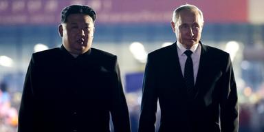 Vladimir Putin och Kim Jong-Un när de träffades tidigare i veckan i Nordkorea.
