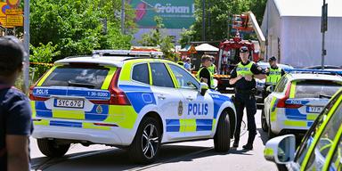 Polisbilar inne på nöjesparken Gröna Lund i Stockholm.