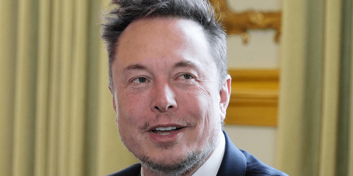 Elon Musk som ler.