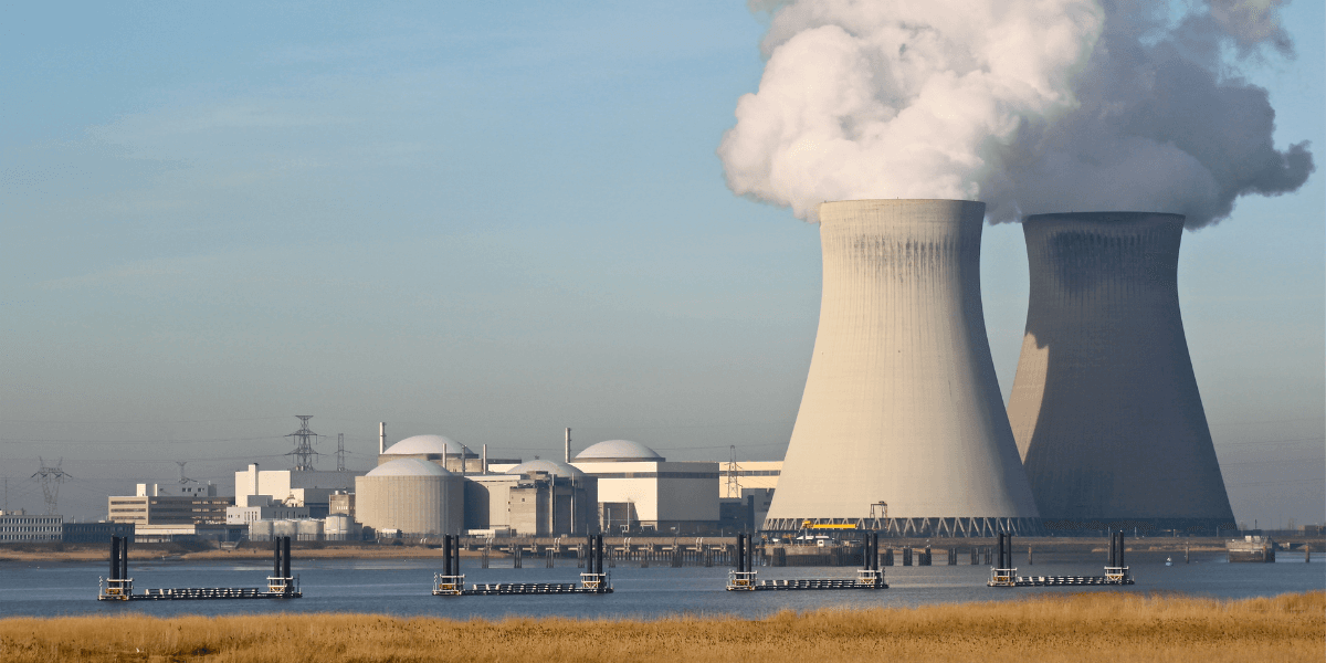 Ett kärnkraftverk i Antwerpen med två rykande kyltorn.