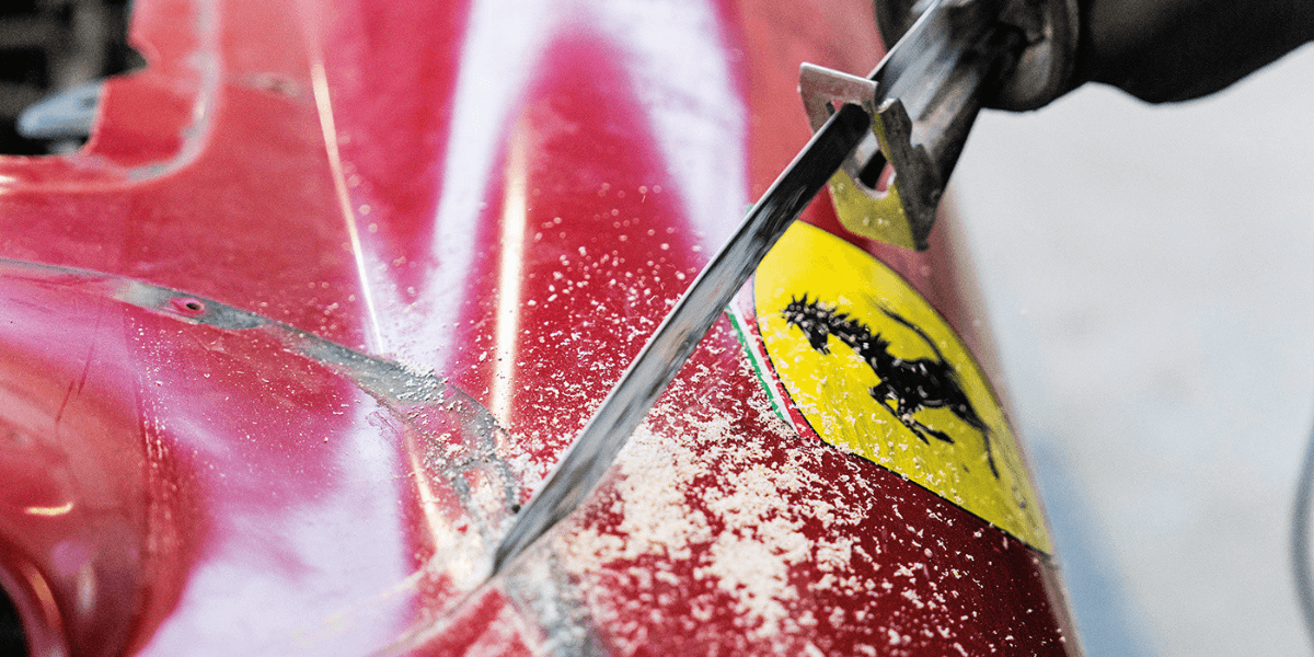 Förstörelsen av glasfiberkarossen på replikan av 'Ferrari 335 S' (Foto: Ferrari)