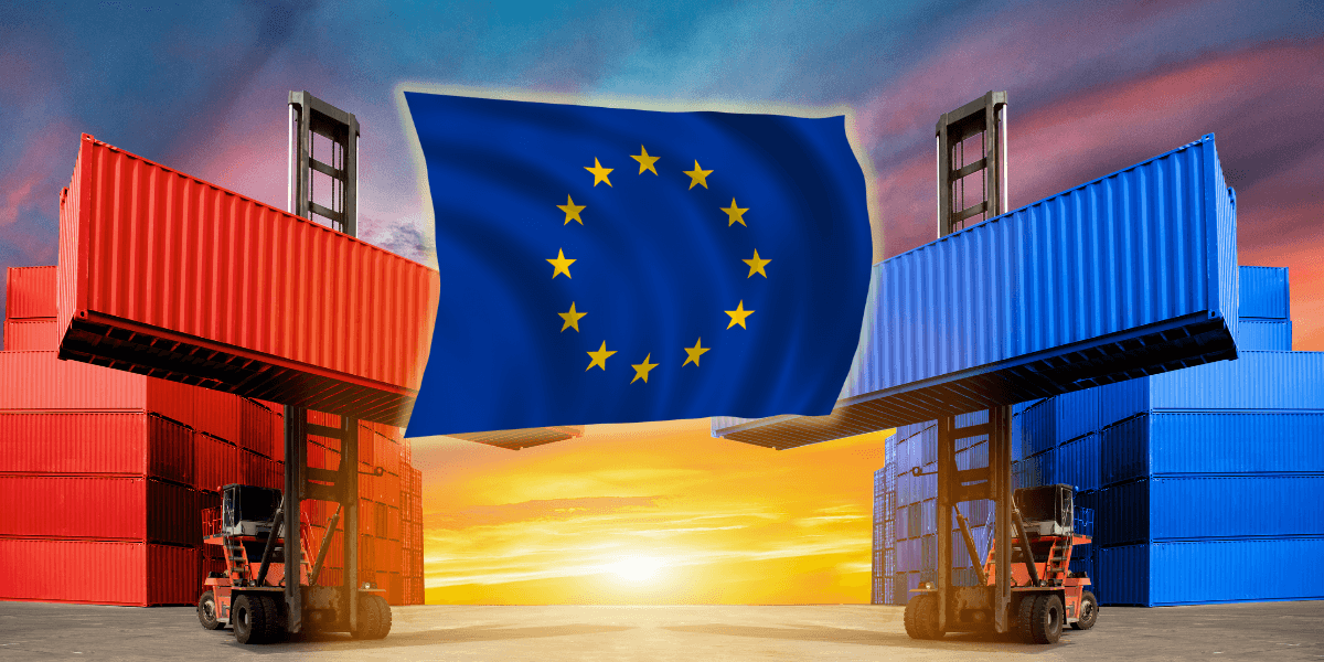Europeisk flagga över en bild med röda och blåa containrar.