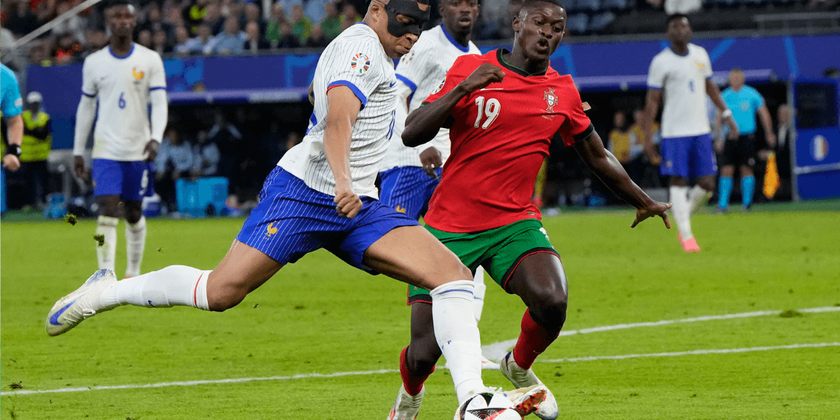 Mbappe försöker sparka in bollen i mål mot Portugal för att vinna fler miljoner till Frankrike.