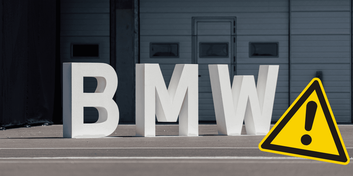 BMW med varningstriangel bredvid.