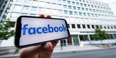 Bilden föreställer en mobil med en Facebook-bild. EU underkänner Metas försök att ta betalt för Facebook för att möta ny lag.