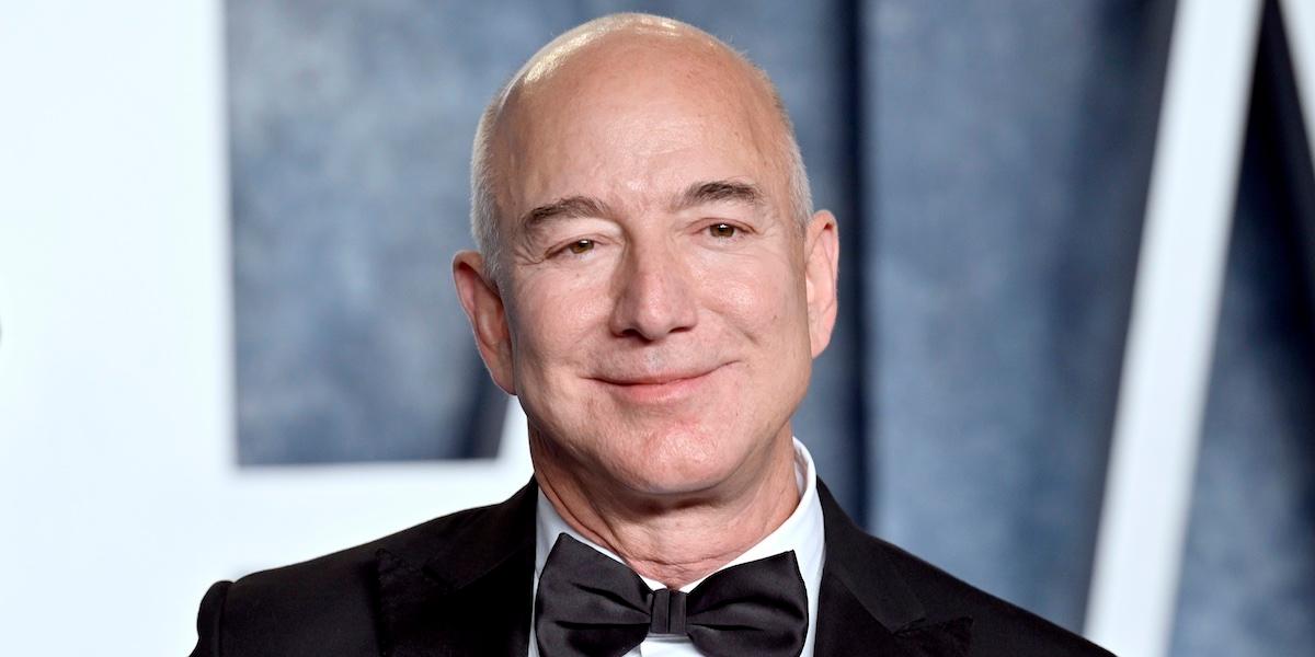 Bilden föreställer Jeff Bezos. Han håller på att sälja av stora mängder aktier i Amazon.