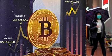 Bilden visar en annons för Bitcoin. Analytiker är oense om kryptovalutan kommer att stiga eller sjunka under resten av året.