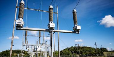 Bilden föreställer ett elnät. Stora teknikföretag vänder sig mer och mer till elproducenter för att säkra sina behov. Det kan leda till elbrist.