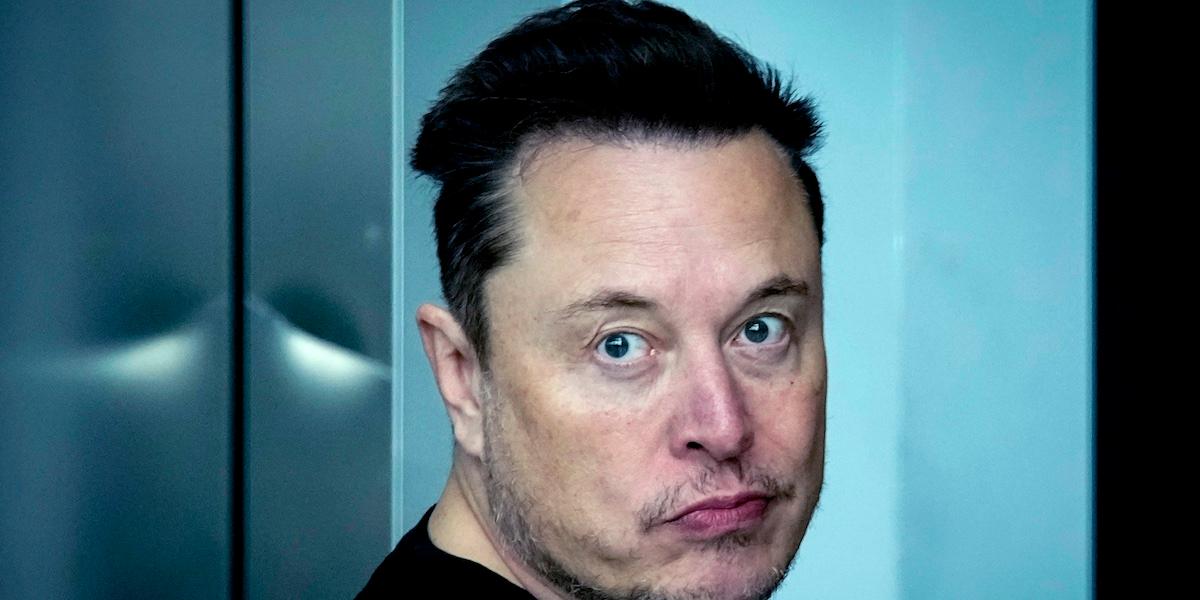Bilden föreställer Elon Musk. Han hotar Bill Gates med ekonomisk utplåning för att denne inte tror på Teslas omställning