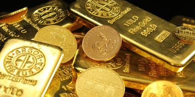 Bilden föreställer guldtackor. En liten uppgång för guldpriset i Asien väcker optimism.