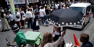 Bilden från Tokyo. Japans befolkningskris öppnar för större arbetskraftsinvandring och AI-lösningar.