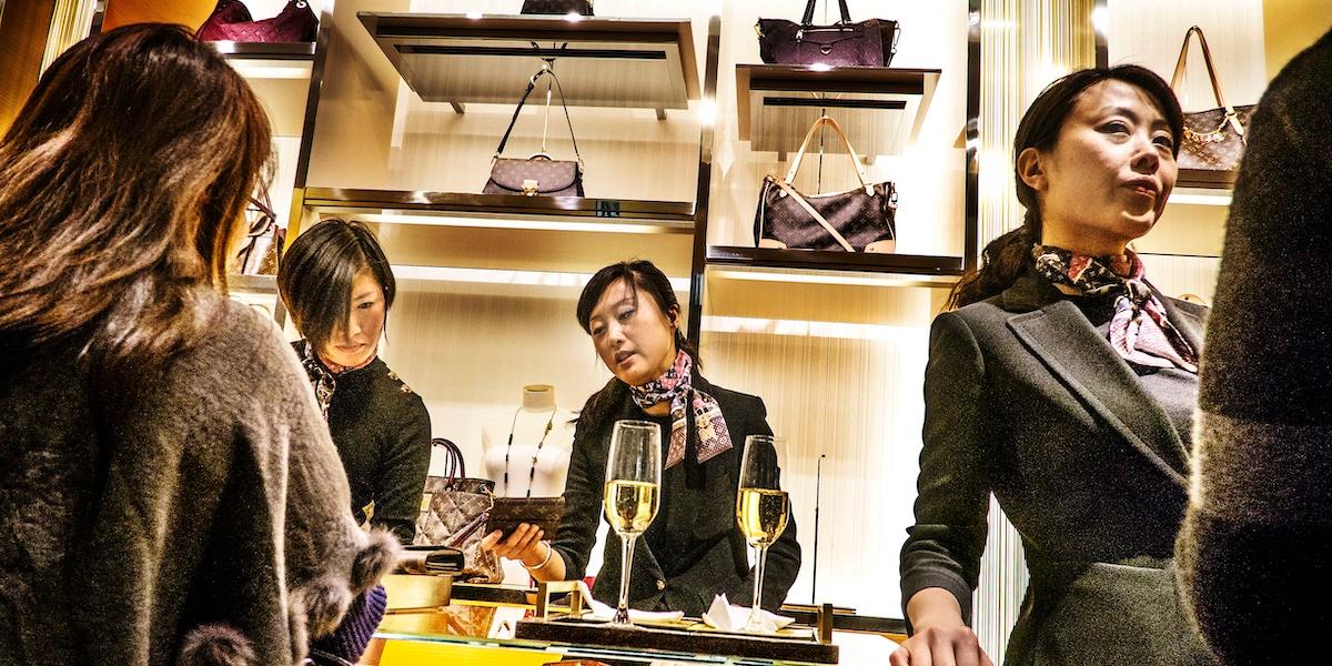 Bilden föreställer kineser som shoppar lyx. De dåliga tiderna i Kina gör att lyxvarumärken nu ger stora rabatter
