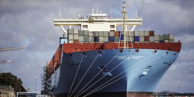 Bilden föreställer ett containerfartyg från Maersk. Nu varnar företagets vd att den pressade transportsituationen kan påverka julhandeln