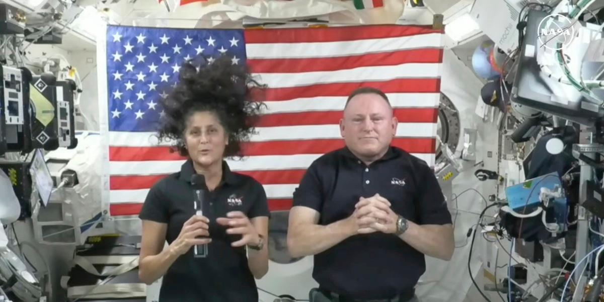 Bilden föreställer Sunita Williams och Butch Wilmore. De är astronauter från Nasa. Sdan ett par veckor är fast på internationella rymdstationen då deras farkost inte fungerar.