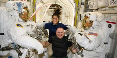 De två strandade astronauterna ombord på rymdstationen. Tillsammans med två som inte är strandade