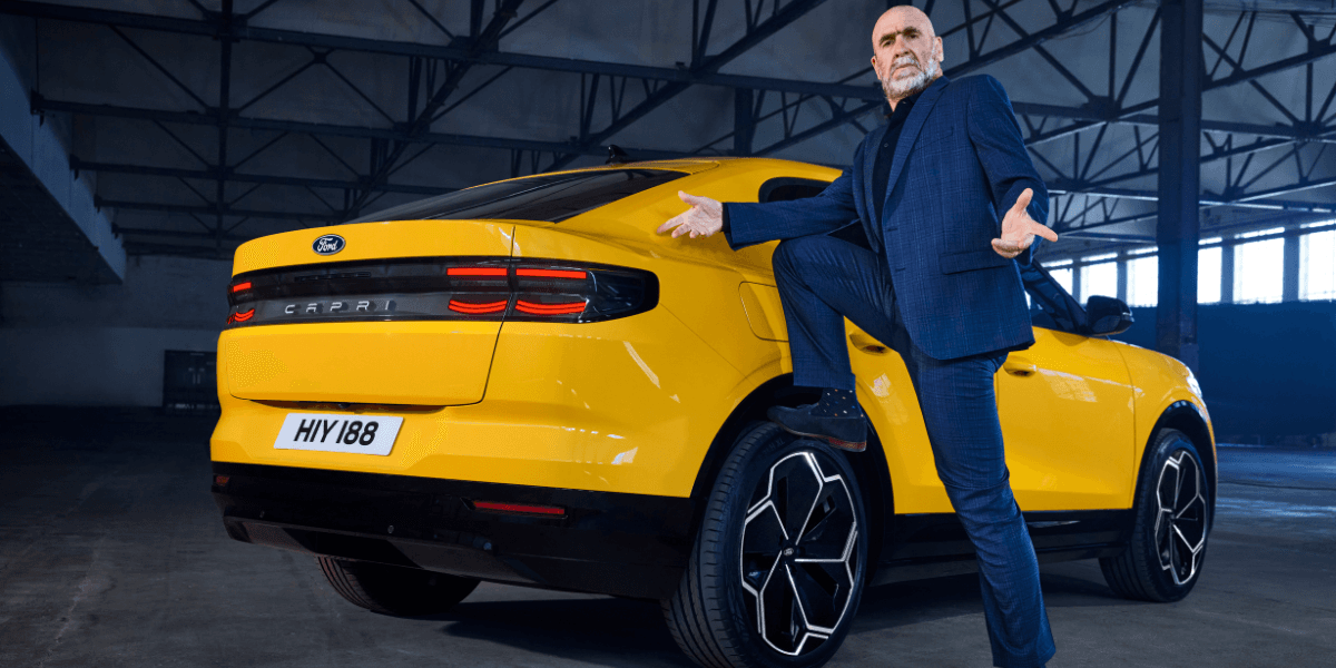 Sälj bil med kändis. I det här fallet får Eric Cantona, en fransk fotbollsspelare, visa upp bilen genom den klassiska däcksparken. (Foto: Ford)