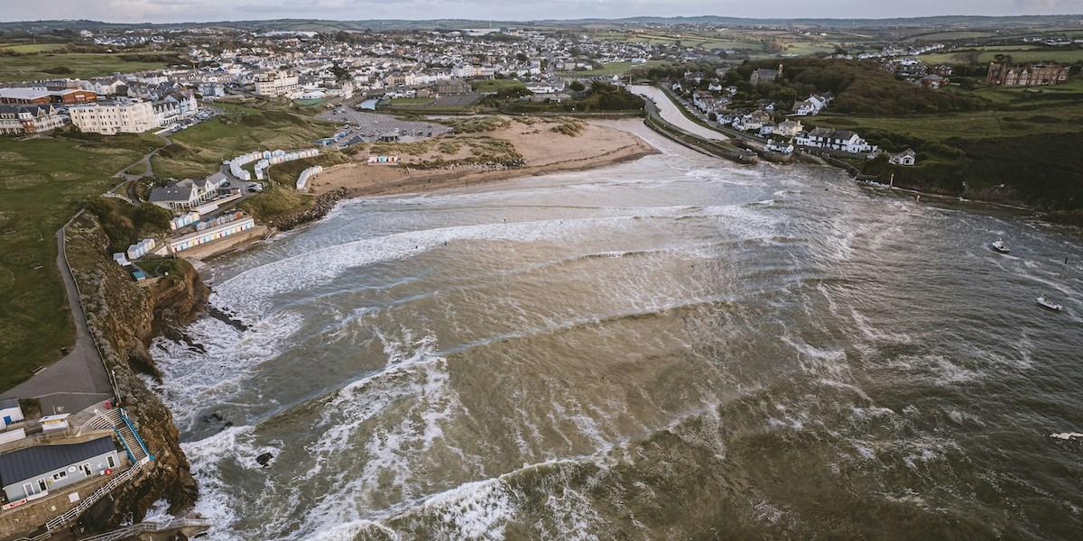 Bude i Cornwall. Här är skatten på plastpåsar en effektiv åtgärd för renare stränder.